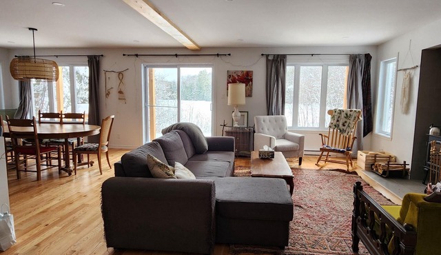 Chalet familial au bord du lac. Family getaway on the lake close to Montreal.