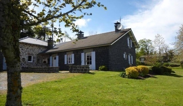 Chalet familial près de la forêt avec grand terrain, jeux pour enfants et cheminée