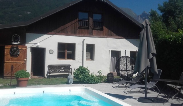 Chalet Fleur de Neige, at the foot of the Bauges massif, 5 minutes from Albertville!