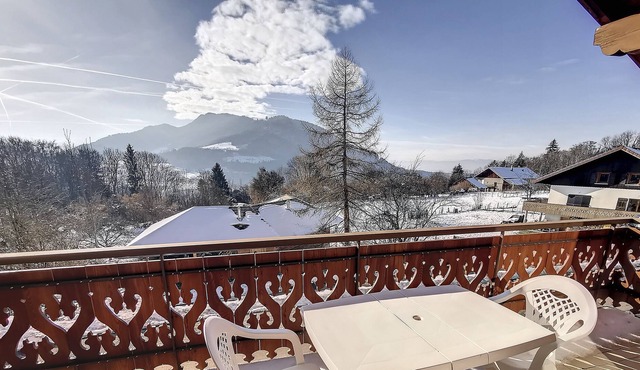 Chalet Flora, Mountains and Lake