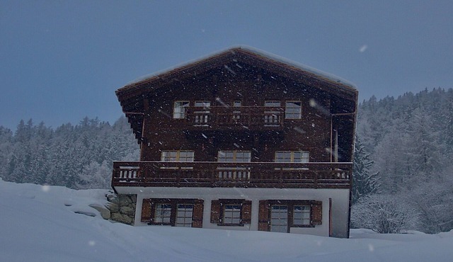 Chalet for 14 people at 100 meters from the ski slopes : 2 double bedrooms with private bathroom - 1