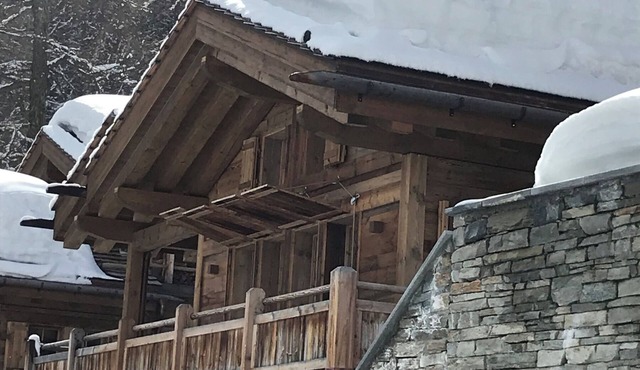 Chalet for 8-9 people close to the slopes and the village: 3 bedrooms with double beds - 1 bedroom w