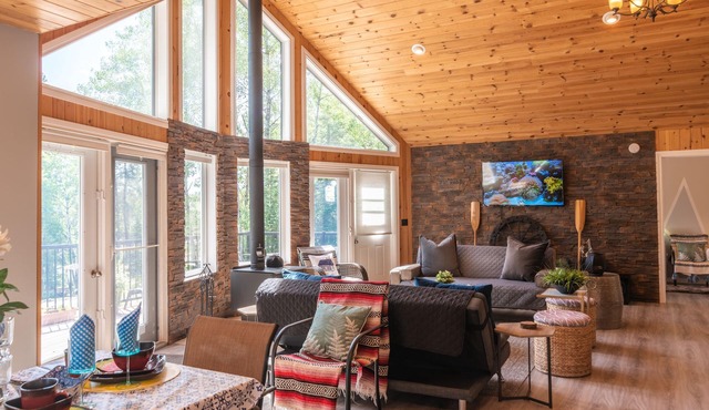 Chalet for summer stays~ Next To Rushing River Park, Kenora ~ Includes Kayaks!