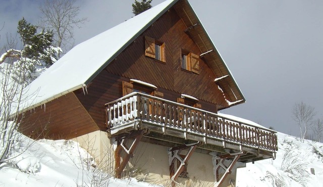 CHALET SUR FLANC DE COLLINE A BESSE PROMO last minute in April