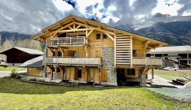 Chalet 400 m2 - 8 bedrooms, at the foot of the slopes and lifts - up to 25 people