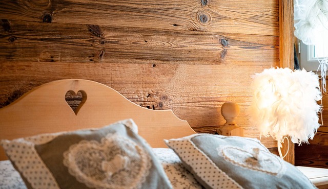 Chalet 'La Petite Chaumière' with Mountain View, Private Terrace and Wi-Fi