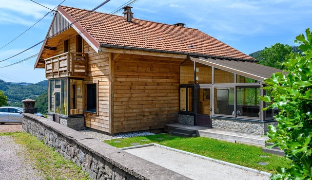 Chalet 'Le Brusyna' with Mountain View, Whirlpool, Private Terrace and Wi-Fi