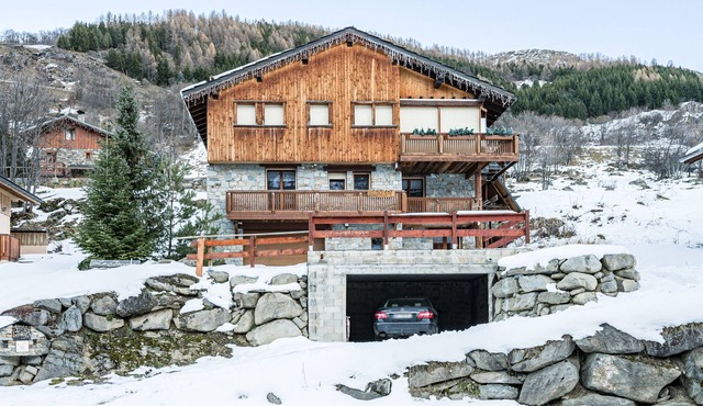 Chalet 'Genepi - 14p' with Mountain Views, Private Terrace and Wi-Fi