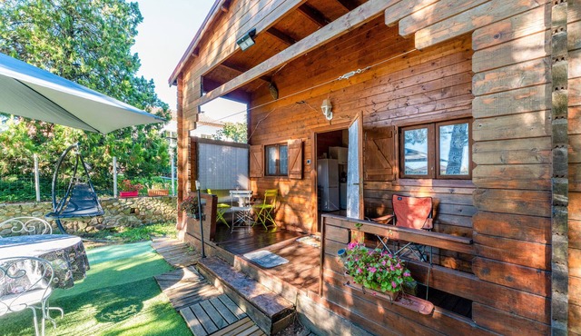 Chalet "Gîte" with Private Pool, Wi-Fi, and Air Conditioning