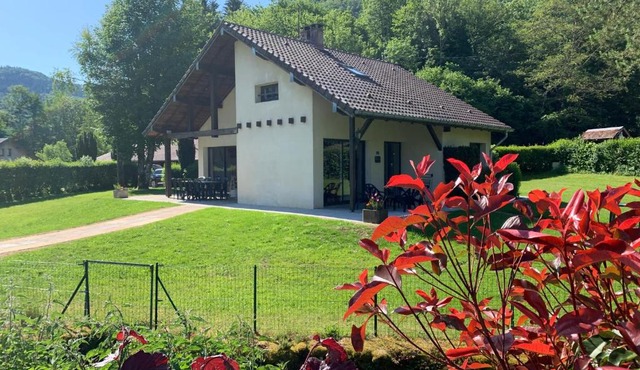 Chalet gite l'Arcange 3 chambres au calme Franche Comte bord de riviere peche sur place