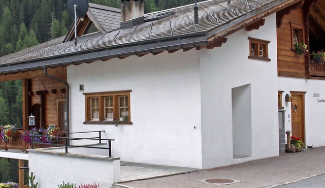 Chalet Guardaval, (Samnaun-Compatsch). by Interhome