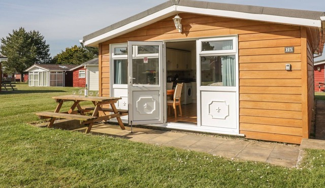 CHALET H5, family friendly, with a garden in St Merryn