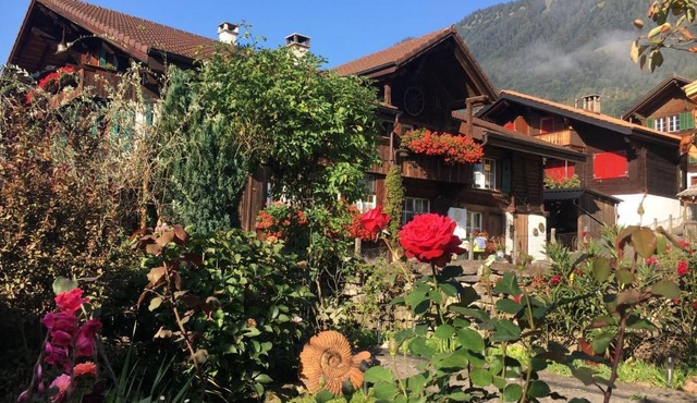 Chalet-Hausteil mit Garten im Dorfkern by Interhome