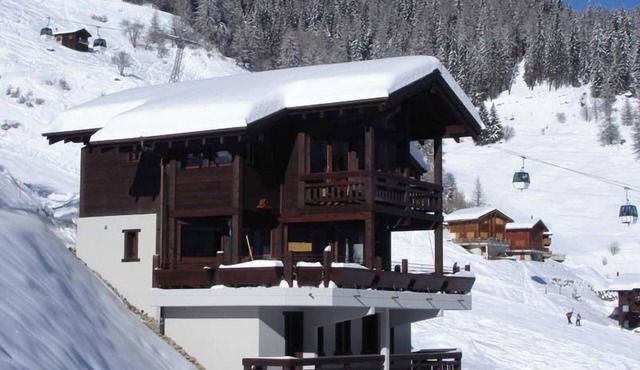 Chalet high standing close to the slopes for 12 persons : 1. floor : living-room with wood stove - k