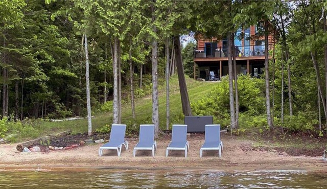 Chalet Hummingbird on the Lake with Private Beach and Hot Tub