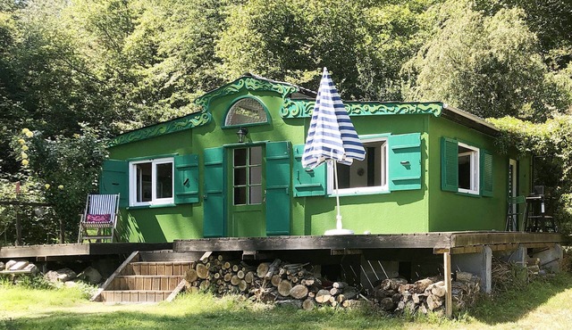 Chalet in a green setting, tennis court and sea view