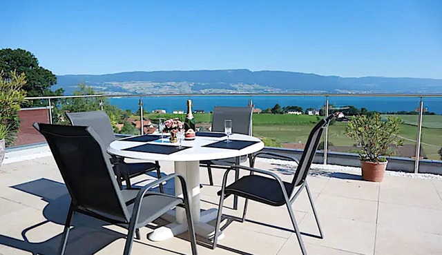 Chalet ideal for relaxing, with breathtaking lake and mountain views