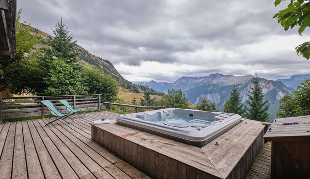 Chalet 'Il Fera Beau Demain' with Mountain View, Private Terrace and Wi-Fi