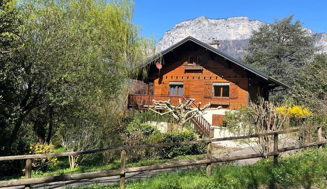 Chalet in a peaceful setting at the foot of the mountains (10 min from Lake)