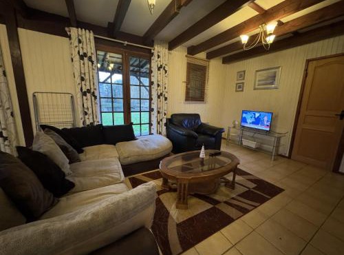 Chalet in Aubigné-Racan with Pool & Garden