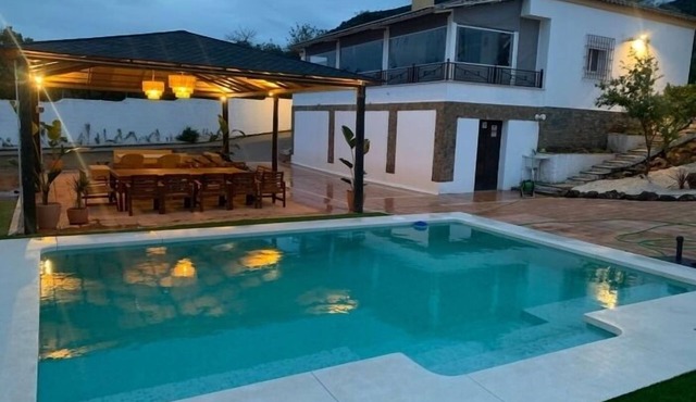 Chalet in Córdoba · 5 bedrooms · 12 beds · 4 baths