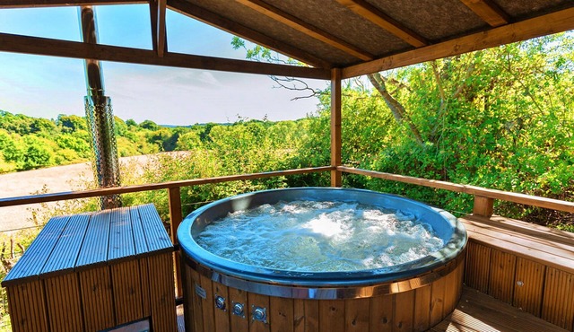 Chalet in Kent With Hot Tub & Countryside Views