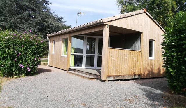 CHALET IN LAKE BORDER, GREEN PERIGORD, swimming pool, ideal calm and rest.
