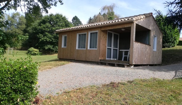 CHALET IN LAKE BORDER, GREEN PERIGORD, swimming pool, ideal calm and rest.