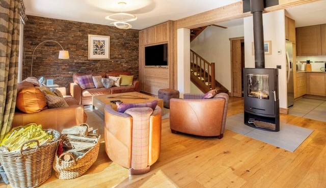 Chalet in méribel center with outdoor jacuzzi and sauna