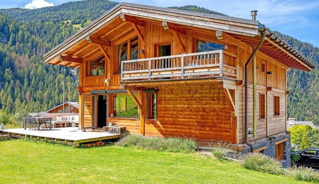 Chalet in Moulin with Sauna & Stunning Views