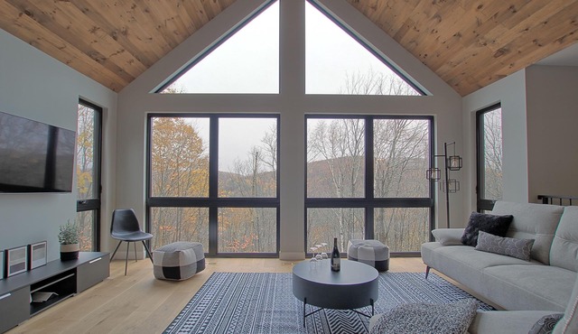 Chalet in the mountains, on the golf course and near skiing.