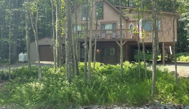 Chalet in the poconos with a Golf Course, lake and beach in a gated community