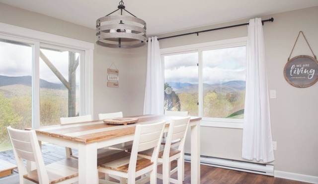 Chalet in the Sky l Sleeps 8 l N. Conway l Story Land