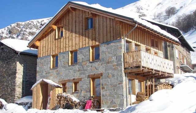 Chalet in the village, ski in, ski out 150m for 3 valleys