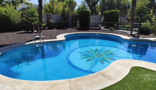 Chalet individual con gran jardín, piscina y pista deportiva