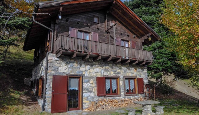 Chalet individuel de 100m2 avec jardin pour 5 personnes. Au calme, accès par la route des Echertes.T