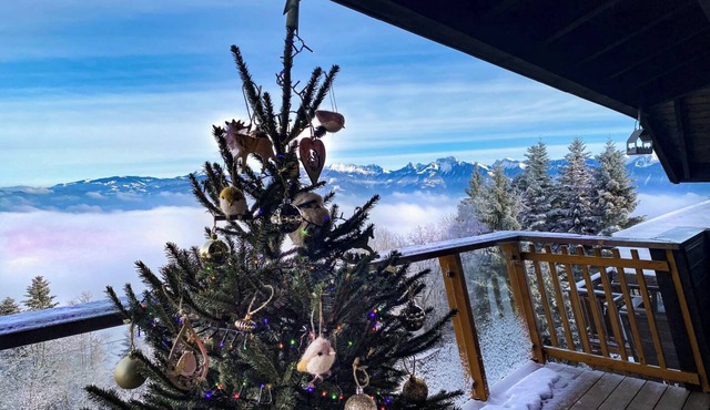 Chalet 'Insolite, Vue Exceptionnelle' with Lake View, Shared Pool and Wi-Fi