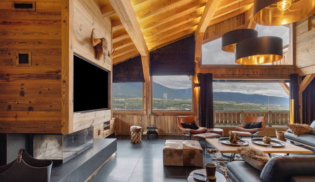 Chalet 'Isabella Lodge Pyrénées' with Lake View, Private Terrace and Wi-Fi