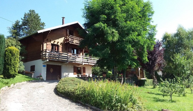 Chalet "Jura" with Private Garden, Balcony & Wi-Fi
