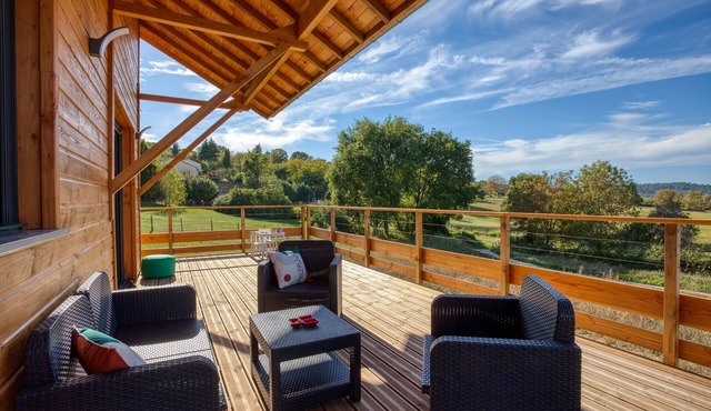 Chalet Kozy in Périgord Noir, comfort and zenitude in the shade of tall trees