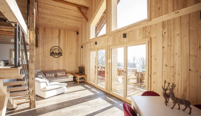 Chalet 'L'Échappée Des Rêves' with Mountain View, Private Terrace and Wi-Fi