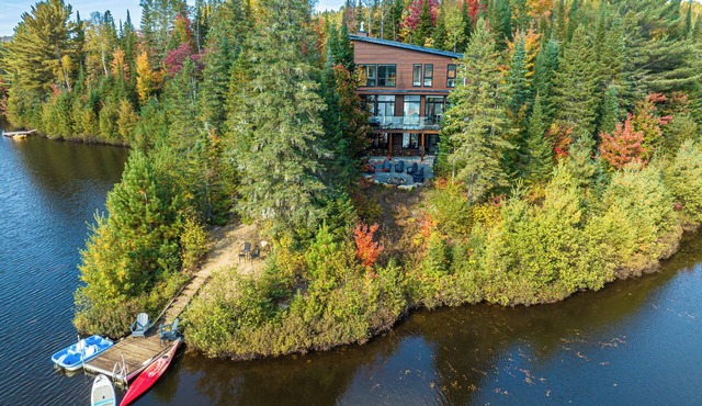 Chalet L’Enchanteur Luxury Lakefront 6 bedroom Cottage, 3BA, Hot Tub, Sleeps 14