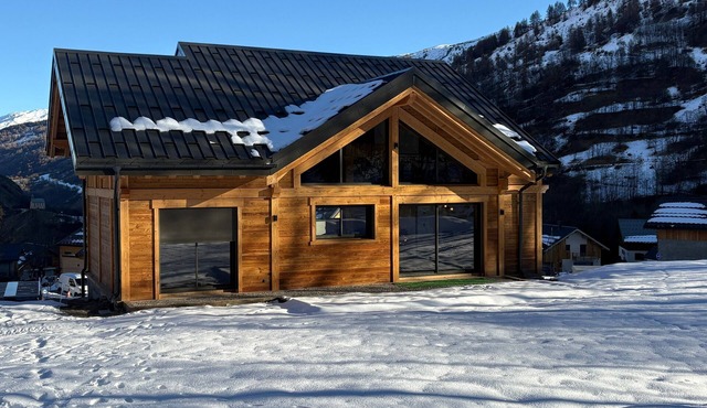 Chalet 'L'Orée' with Mountain View, Private Garden and Wi-Fi