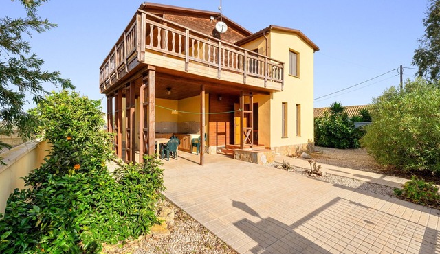 Chalet 'La Casa De Clara Y Roger' with Shared Terrace, Balcony and Wi-Fi