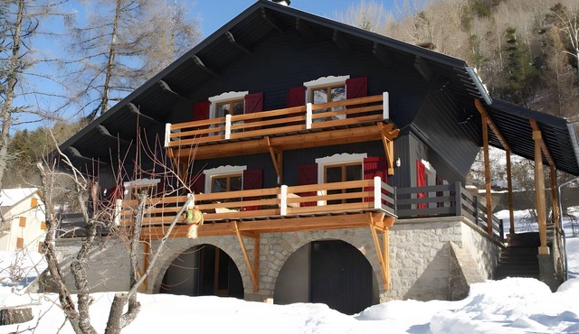 Chalet La Coste – French Alps- with Mountain Views, Private Terrace and Wi-Fi