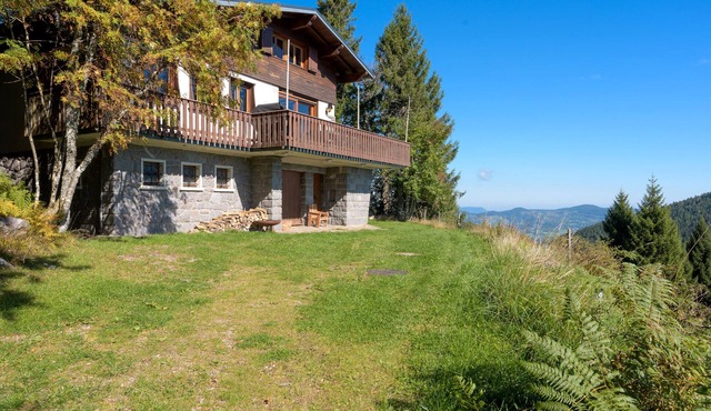 Chalet 'La Rocaille' with Mountain View, Private Terrace and Wi-Fi
