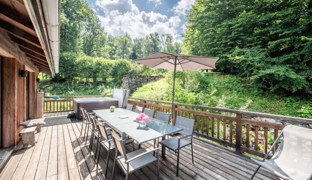 Chalet 'La Glière De L'Etelley' with Mountain View, Private Terrace and Wi-Fi