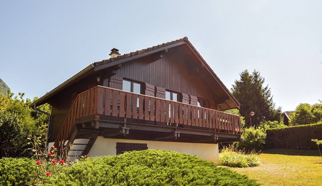 Chalet La Lauzière – Parking, Garden, and Mountain Views