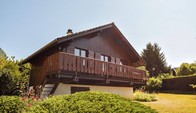 Chalet 'La Lauzière - Parking Jardin' with Mountain View, Private Garden and Balcony