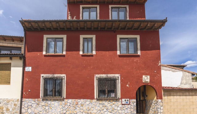 Chalet 'La Pedraja De Atapuerca' with Mountain View, Private Terrace and Private Garden